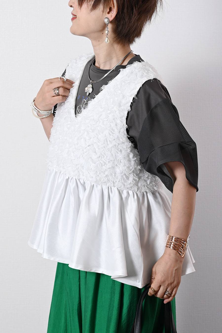 花びらを纏う！立体フリルジャガード×タフタペプラムベスト
