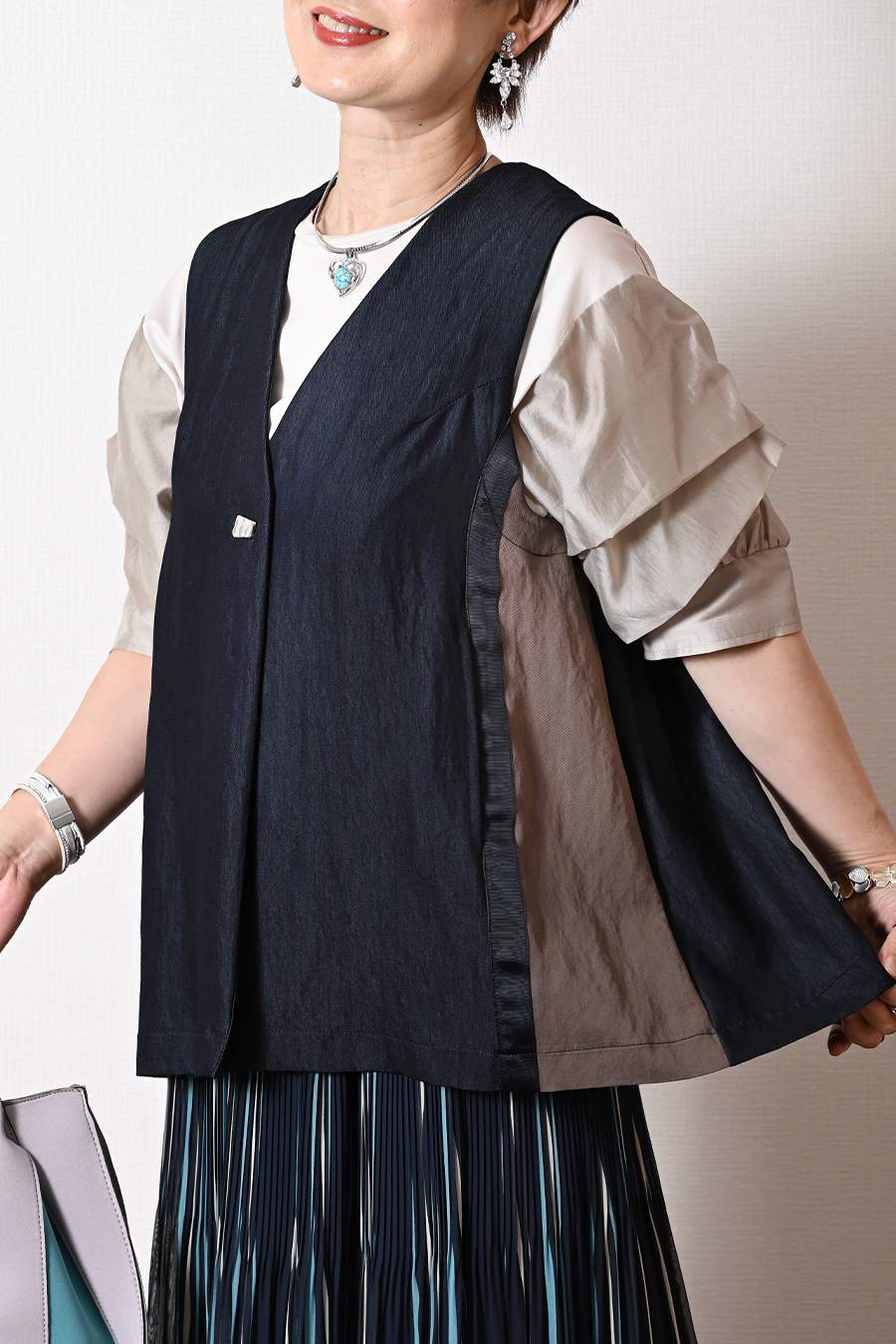 異素材コンビ ギャザーバックジレ+イージーワイド ストレートパンツ2点セットコーデ