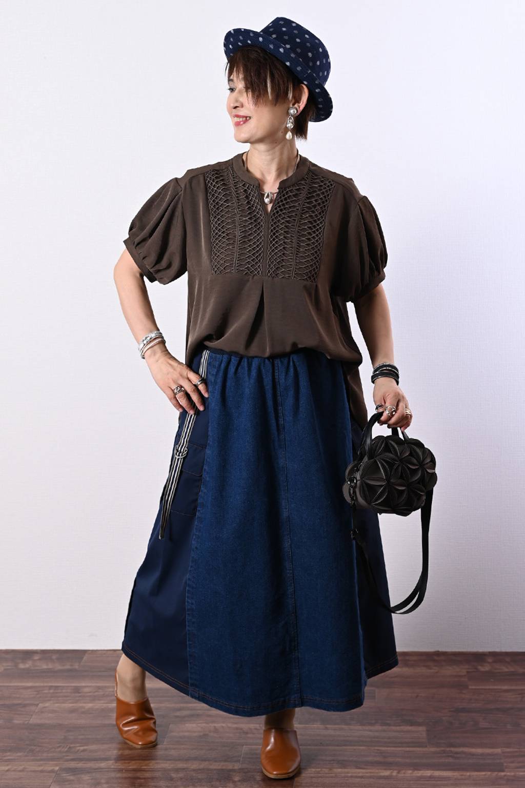 エンブロイダリーレースの大人顔ブラウス+先染めストライプ麻混フレアスカート