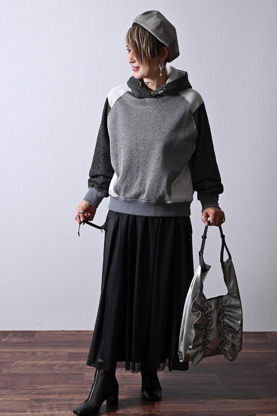大人のカジュアルスタイルを格上げ！異素材３カラー切替 ラメ裏毛フーディー【10/11迄6,147円OFF】