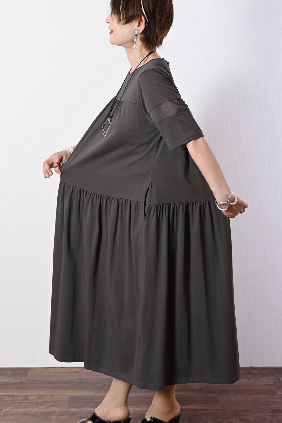ゆったり軽フェミニン！異素材コンビ・シアースリーブ ティアードワンピース