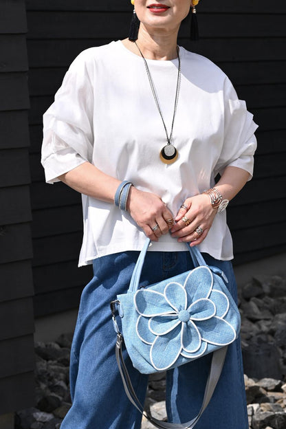 手元に咲く、造形美。大人の装いを彩るフラワーバッグ