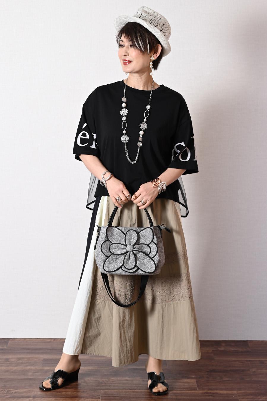 手元に咲く、造形美。大人の装いを彩るフラワーバッグ