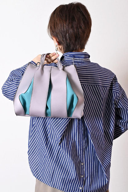 品格を纏う、大人のネオプレン。洗練の2WAYバッグ