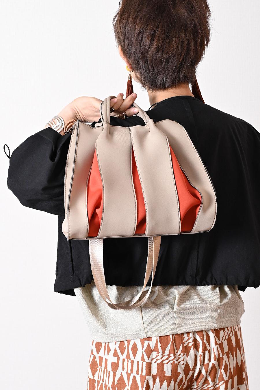 品格を纏う、大人のネオプレン。洗練の2WAYバッグ