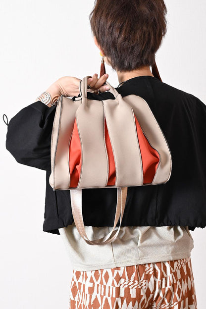 品格を纏う、大人のネオプレン。洗練の2WAYバッグ