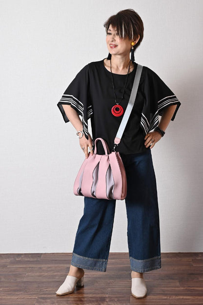 品格を纏う、大人のネオプレン。洗練の2WAYバッグ