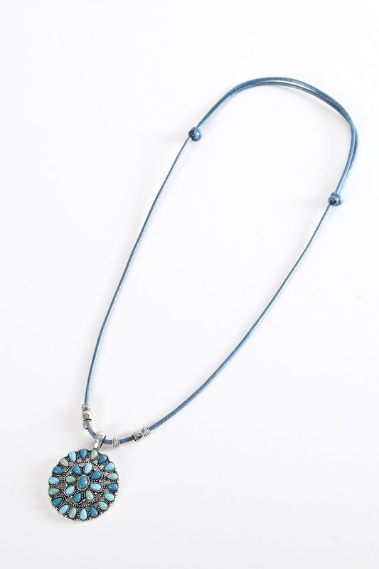 胸元に華やかなアクセントを　ボヘミアン調 モザイクサークルネックレス