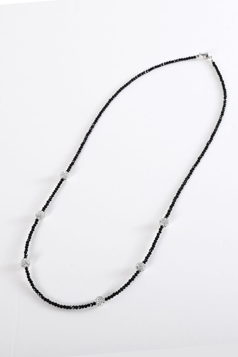 煌めくパヴェボールがアクセント　ブラックスタイル ロングネックレス　マグネット留め