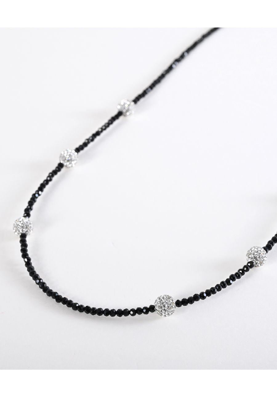 煌めくパヴェボールがアクセント　ブラックスタイル ロングネックレス　マグネット留め
