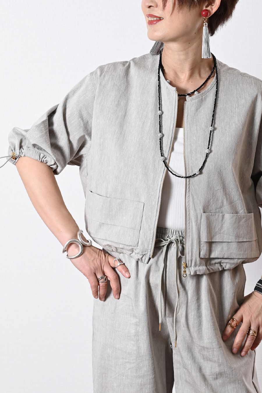 煌めくパヴェボールがアクセント　ブラックスタイル ロングネックレス　マグネット留め