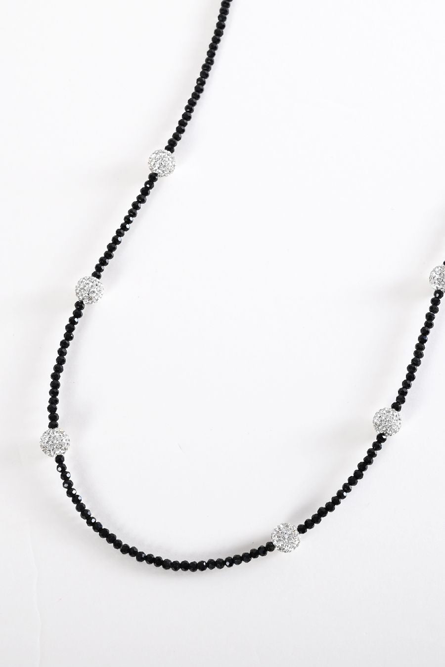 煌めくパヴェボールがアクセント　ブラックスタイル ロングネックレス　マグネット留め