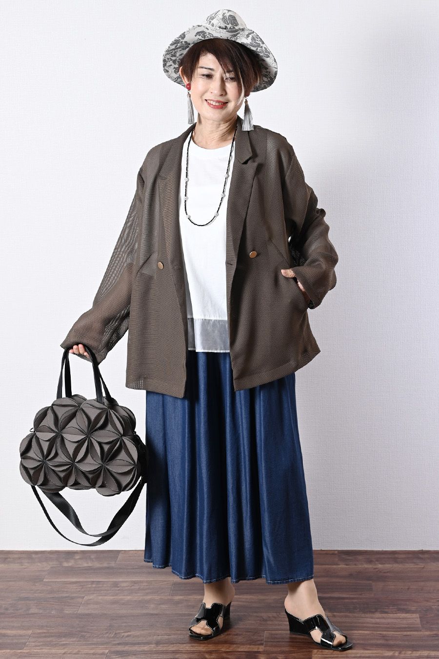 煌めくパヴェボールがアクセント　ブラックスタイル ロングネックレス　マグネット留め