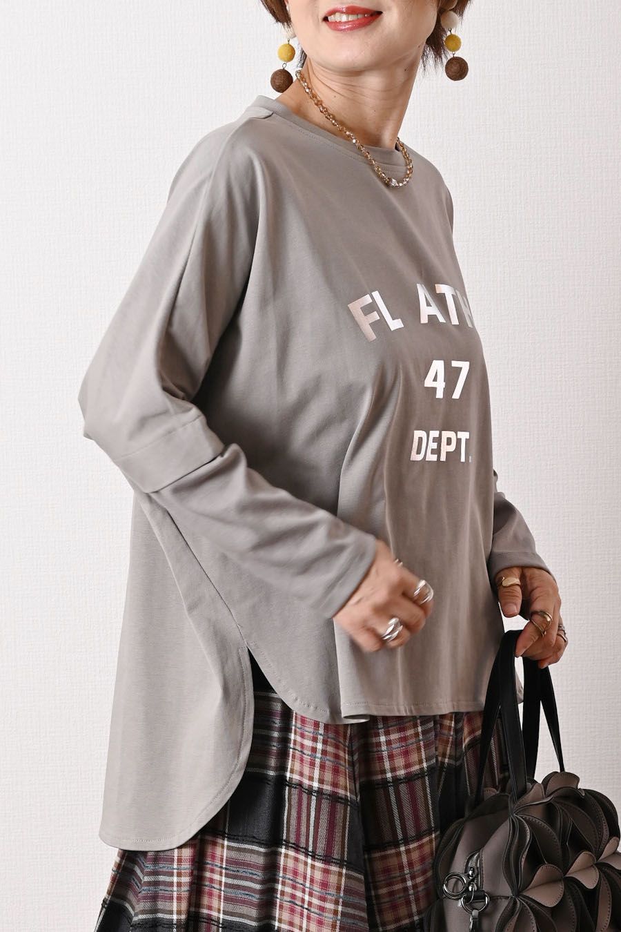 BIGシルエットでシーズンレス！箔プリント レイヤード風プルオーバー