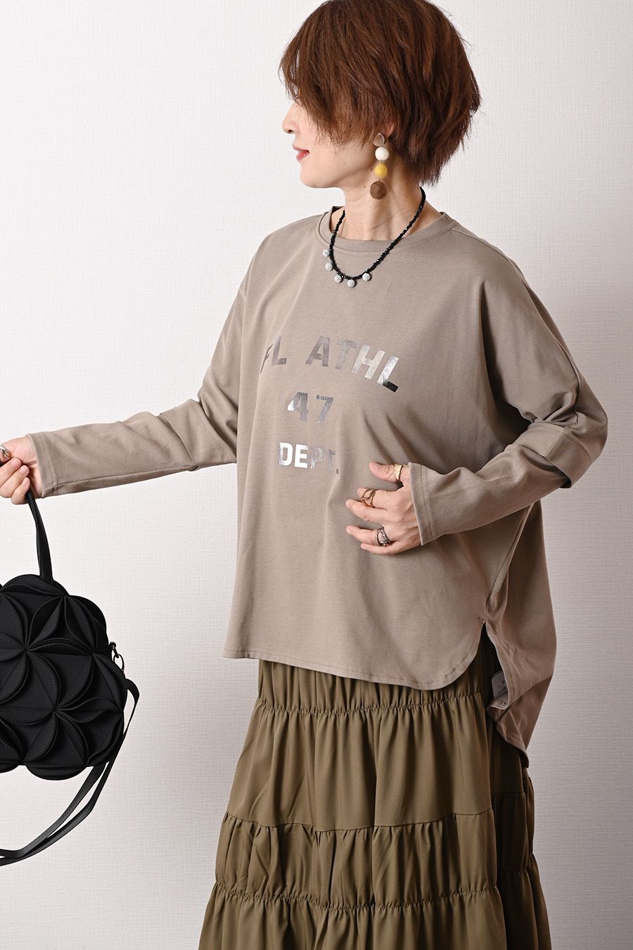 BIGシルエットでシーズンレス！箔プリント レイヤード風プルオーバー