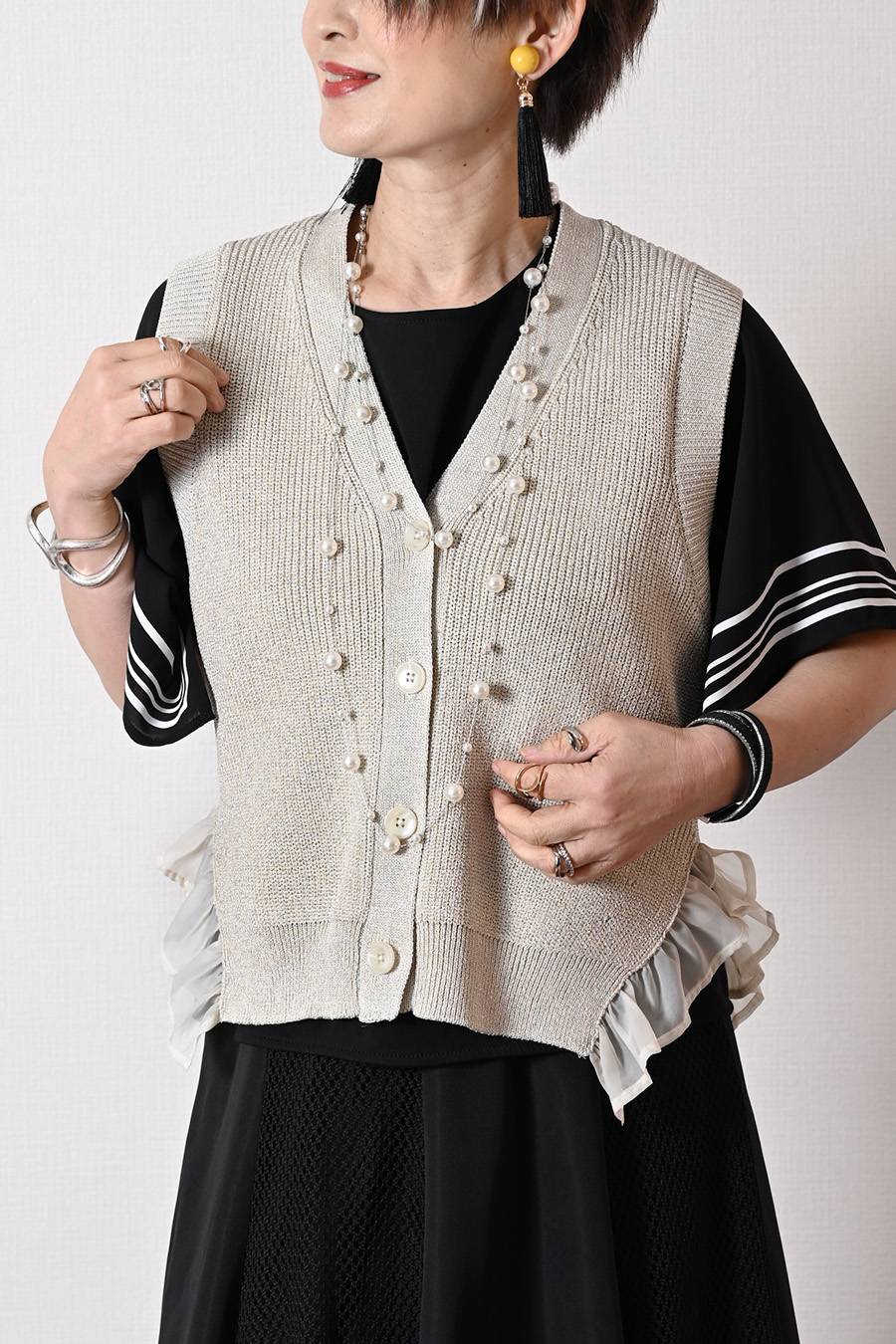 着こなしに華やぎをプラス！ラメ混シアーフリルベスト