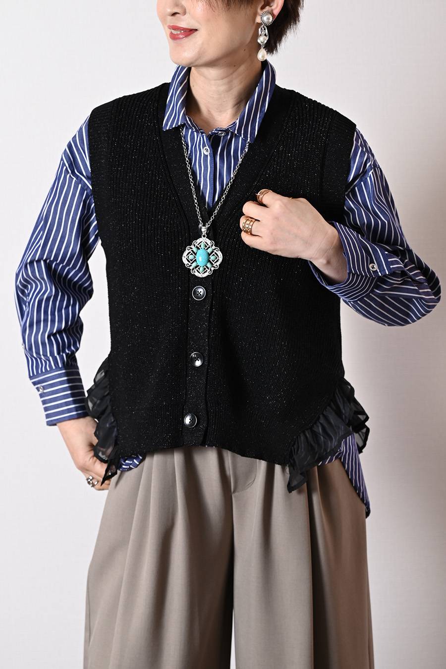 着こなしに華やぎをプラス！ラメ混シアーフリルベスト