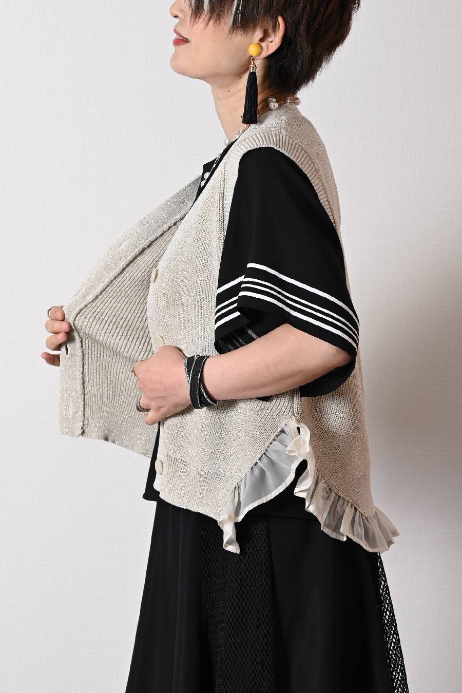 着こなしに華やぎをプラス！ラメ混シアーフリルベスト