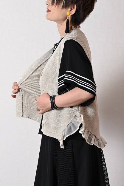 着こなしに華やぎをプラス！ラメ混シアーフリルベスト