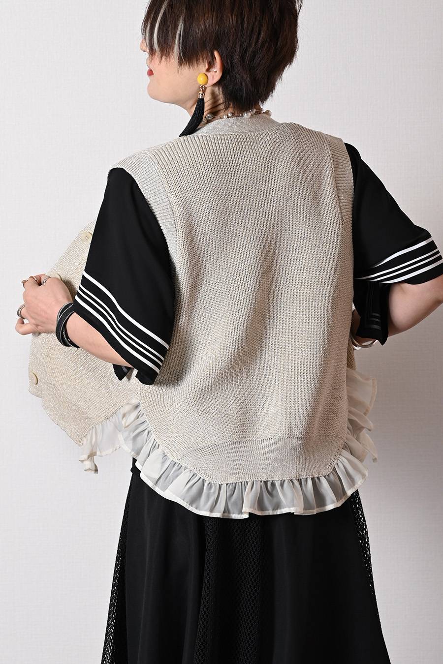 着こなしに華やぎをプラス！ラメ混シアーフリルベスト