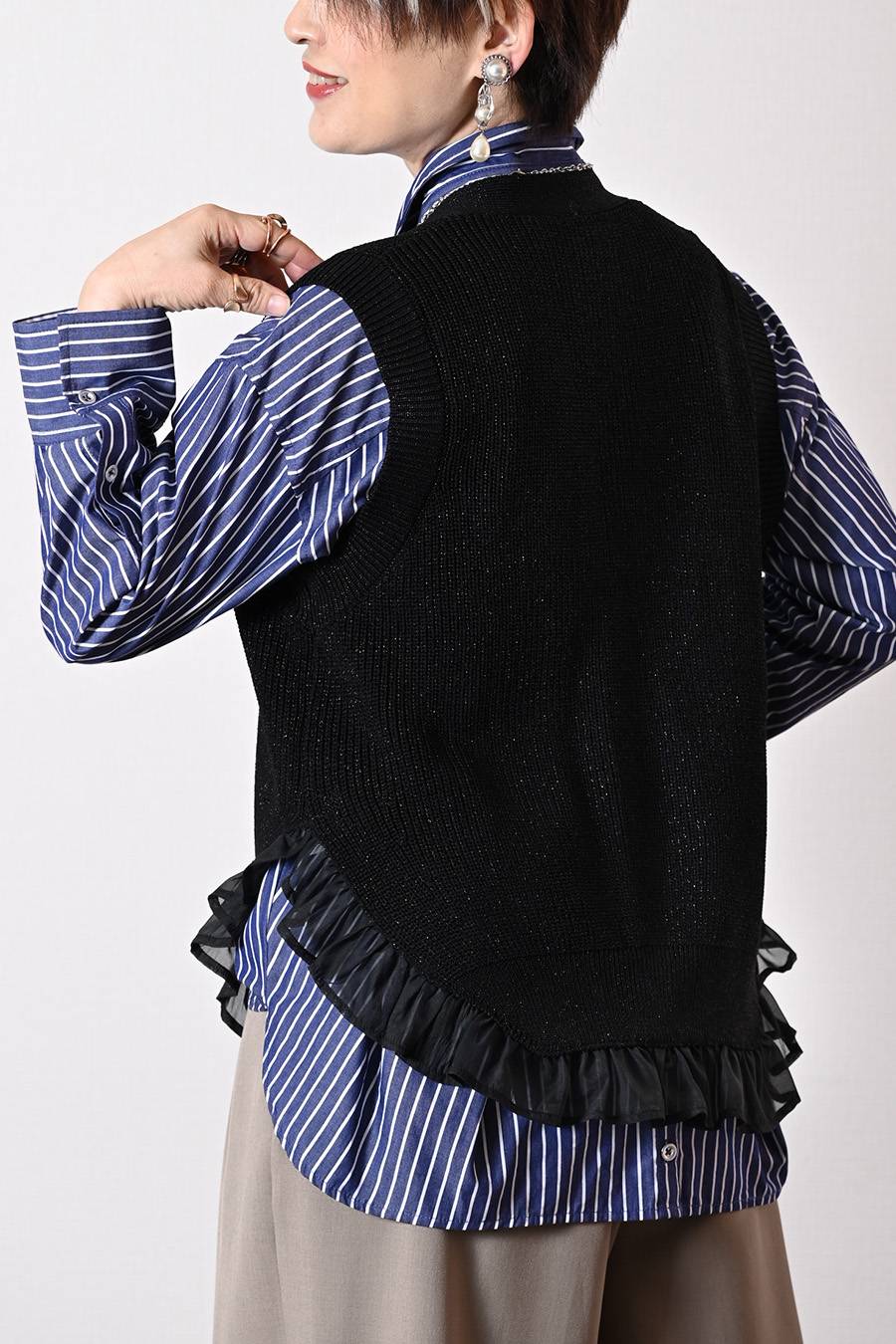 着こなしに華やぎをプラス！ラメ混シアーフリルベスト