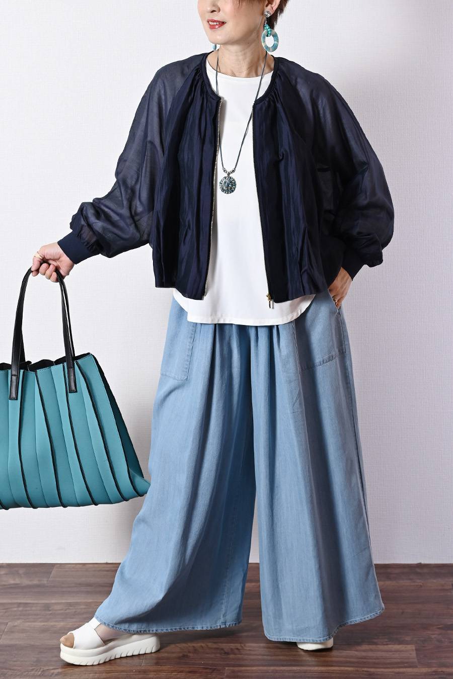 空気のような軽やかさ！シアーギャザー ジップアップブルゾン