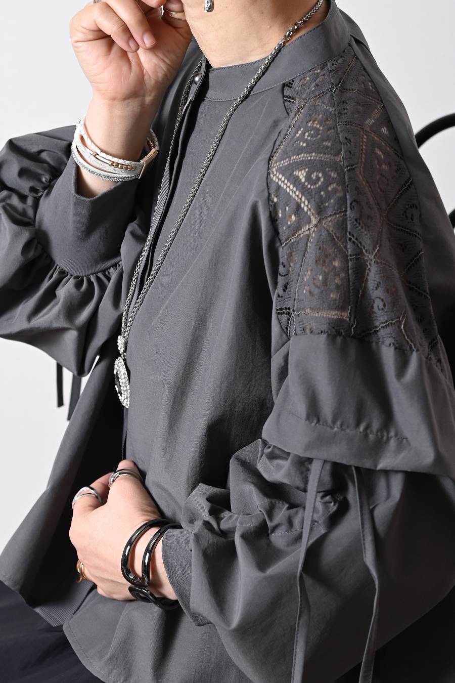 肩先に宿るエレガンス！肩レース切替 ボリュームスリーブブラウス