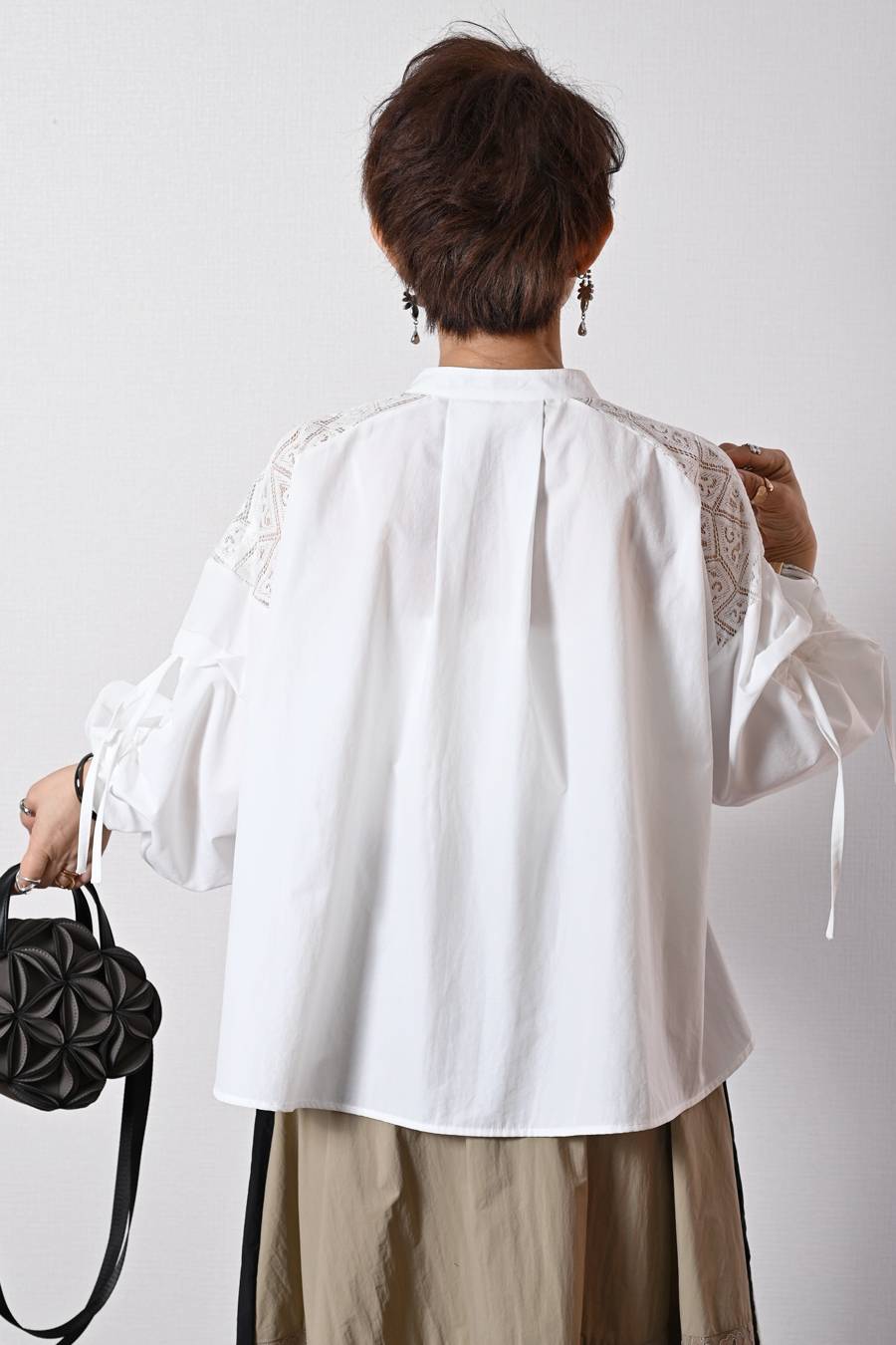 肩先に宿るエレガンス！肩レース切替 ボリュームスリーブブラウス