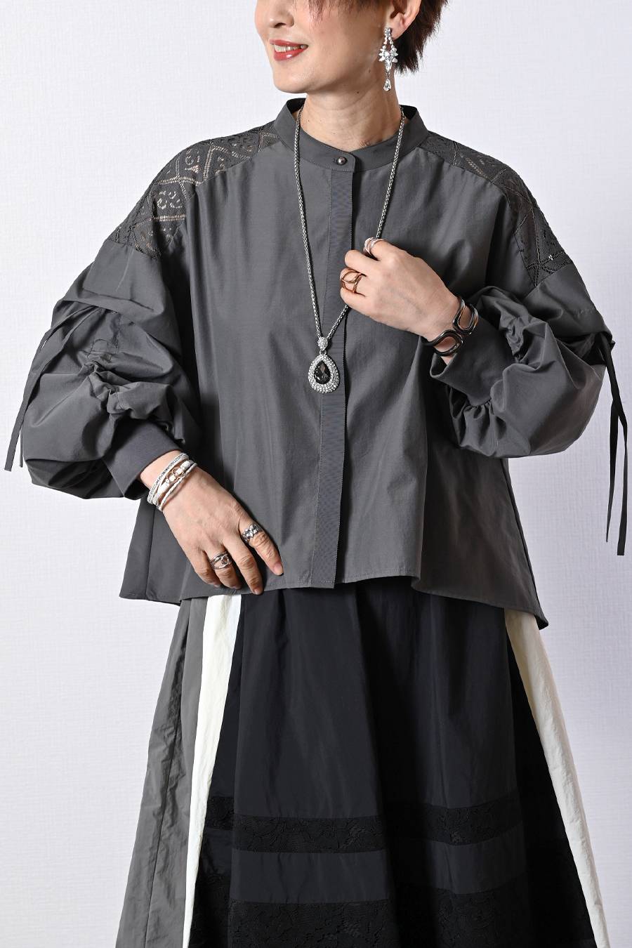 肩先に宿るエレガンス！肩レース切替 ボリュームスリーブブラウス