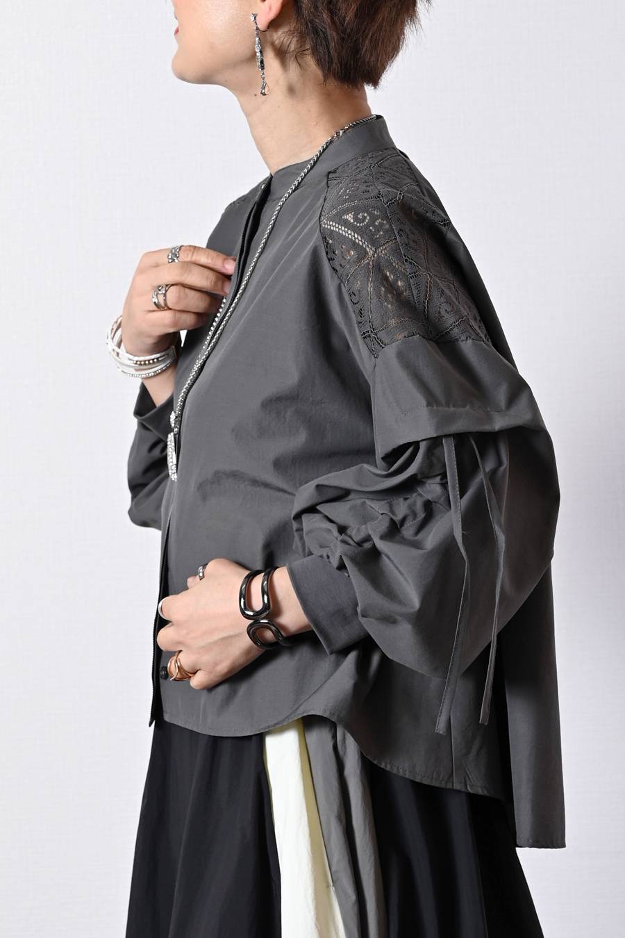 肩先に宿るエレガンス！肩レース切替 ボリュームスリーブブラウス