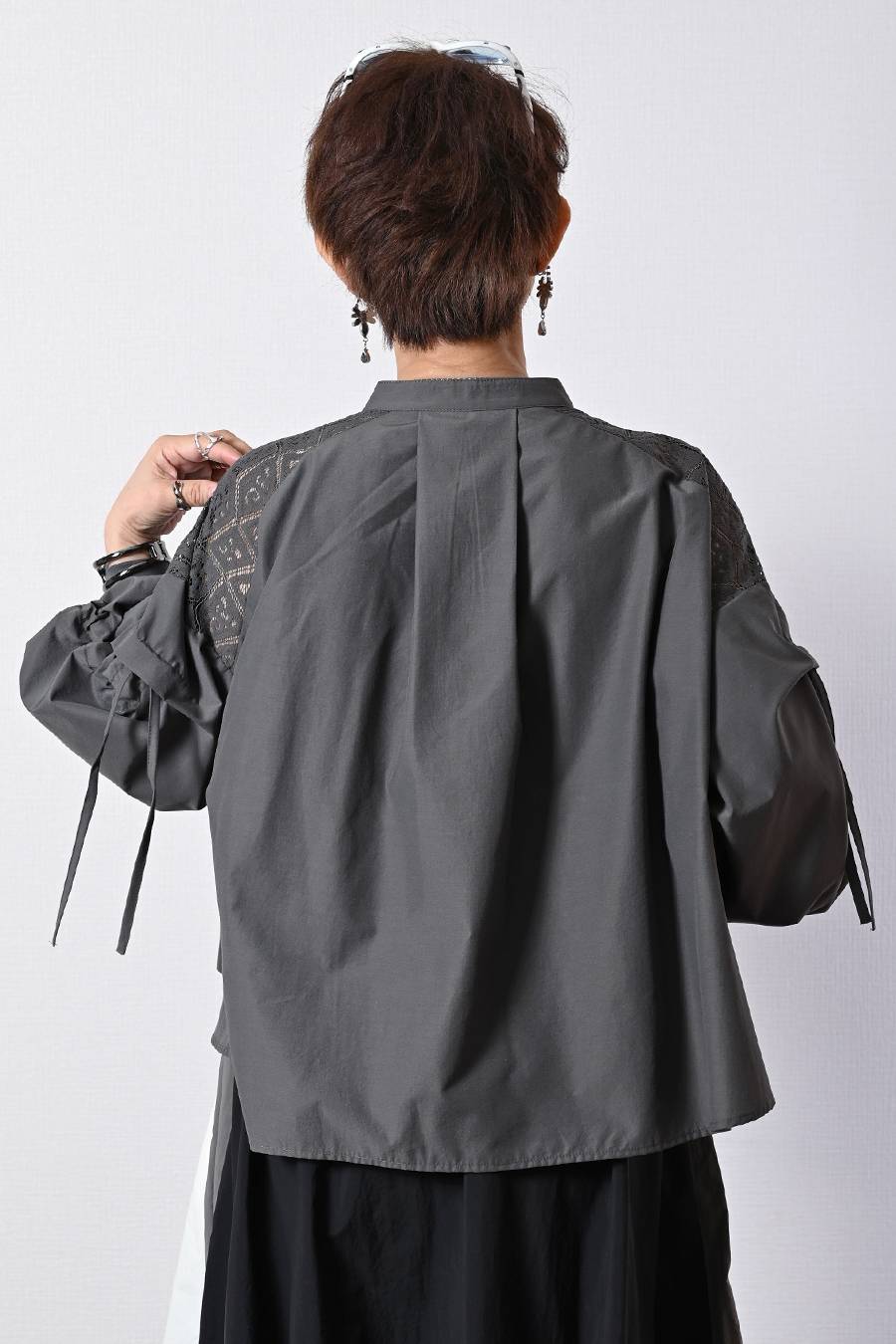 肩先に宿るエレガンス！肩レース切替 ボリュームスリーブブラウス