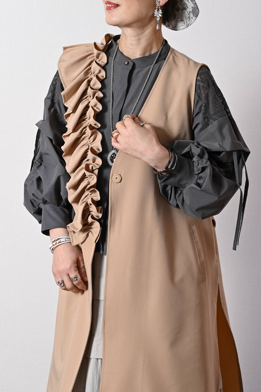 肩先に宿るエレガンス！肩レース切替 ボリュームスリーブブラウス