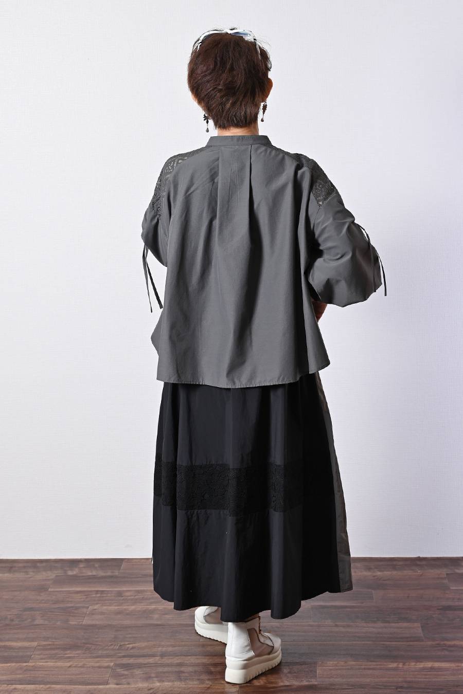 肩先に宿るエレガンス！肩レース切替 ボリュームスリーブブラウス