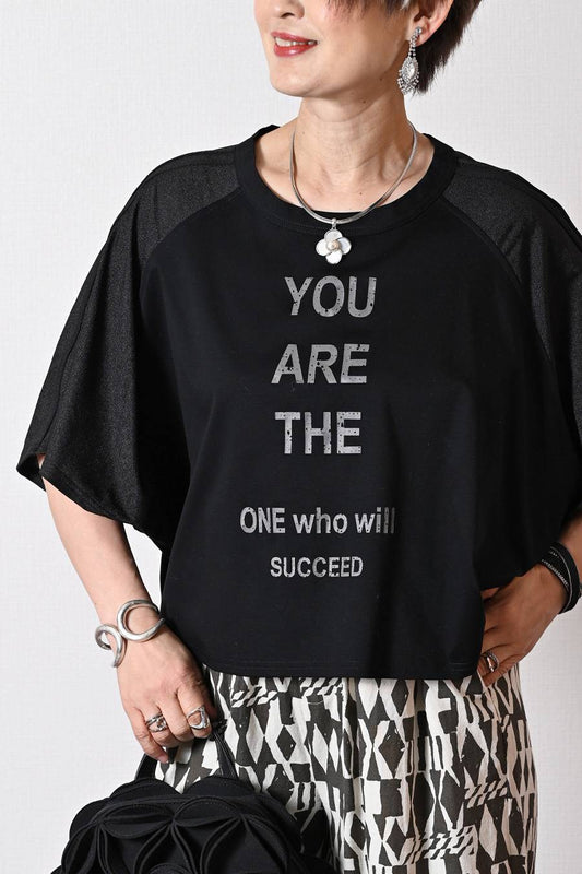 汗染み対策にも！シアー切替 ロゴプリント・ドルマンプルオーバー