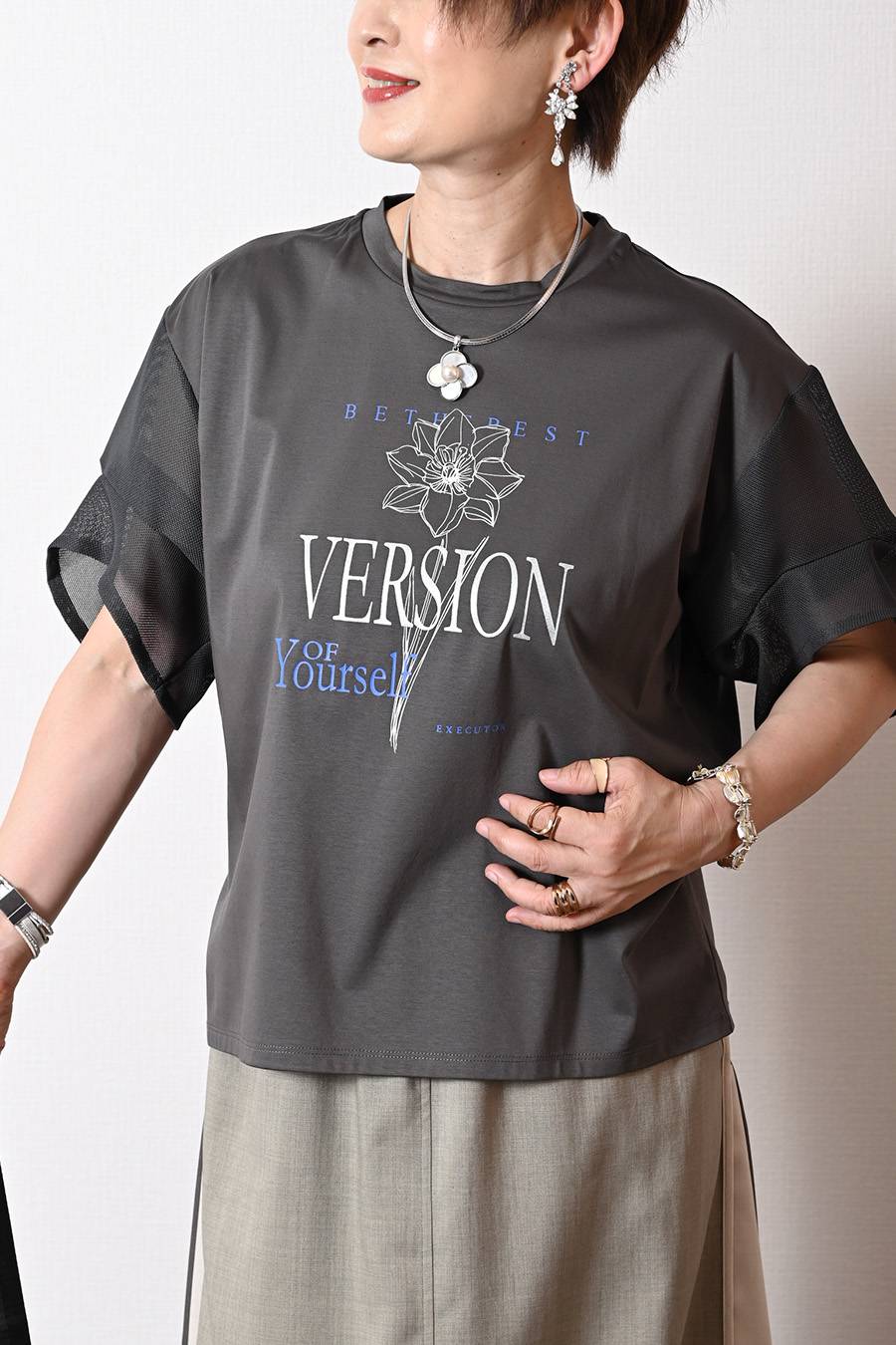 洗練された艶と清涼感！シルケットコットン メッシュスリーブ グラフィックTシャツ