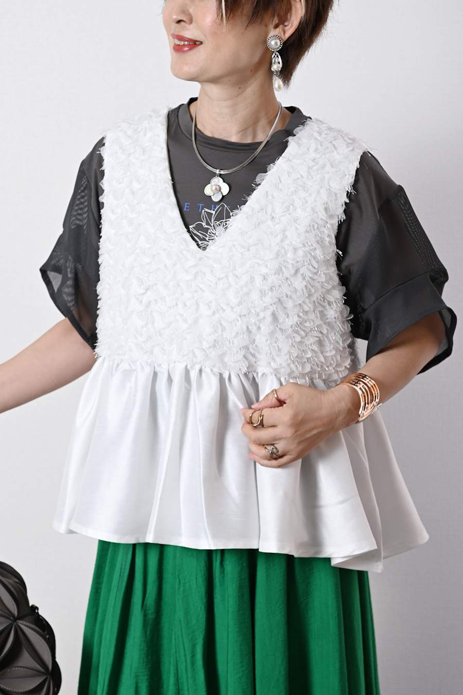 立体フリルペプラムベスト+メッシュスリーブ グラフィックTシャツ２点セットコーデ