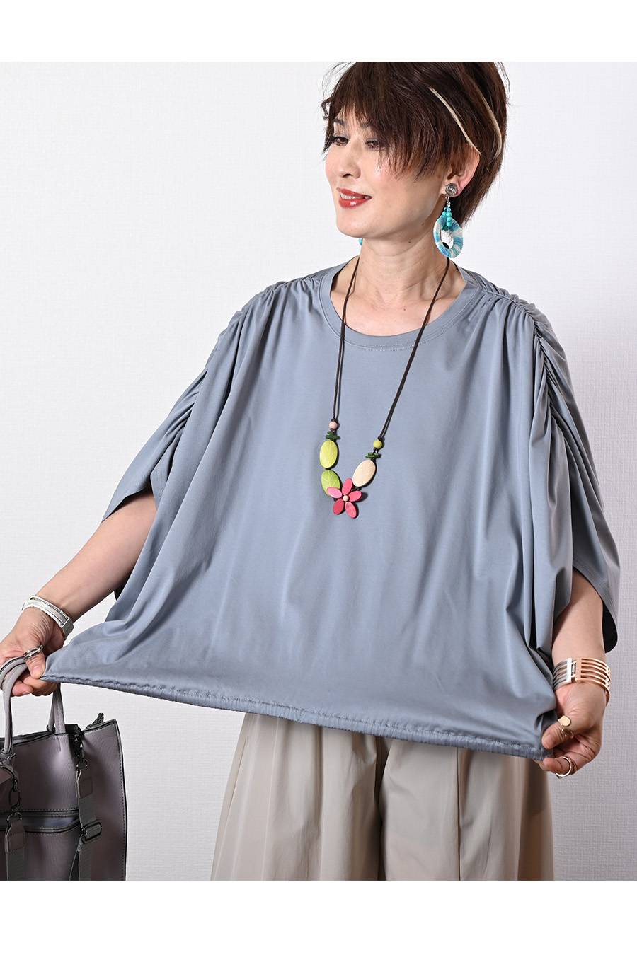 ふんわりゆったりシルエット！ギャザーデザイントップス