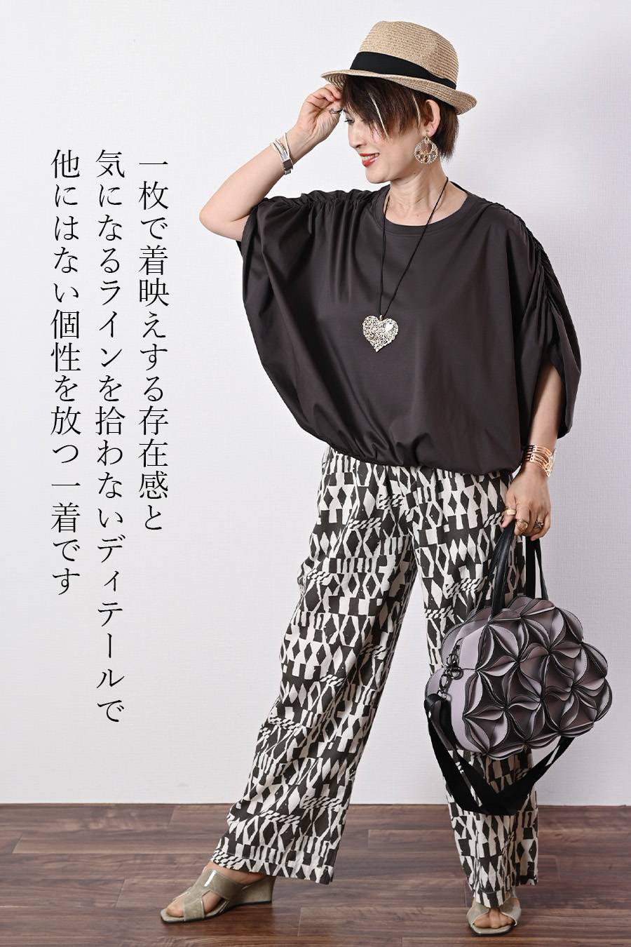 ふんわりゆったりシルエット！ギャザーデザイントップス
