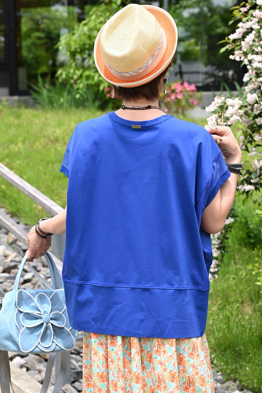 メッシュで魅せる！異素材切り替え大人の涼感デザイントップス
