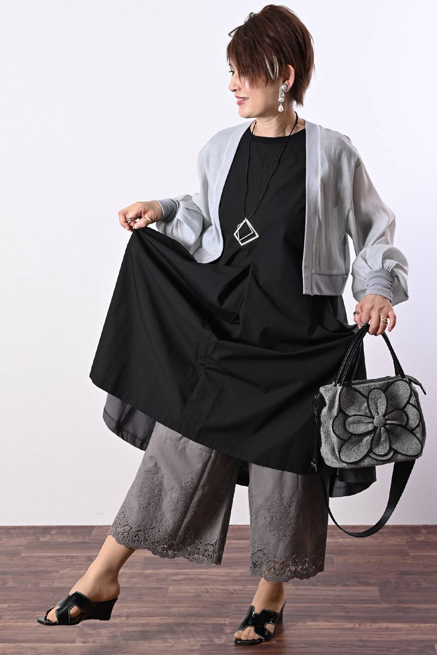繊細刺繍で魅せる！大人の超軽薄コットンリラクシーペチパンツ