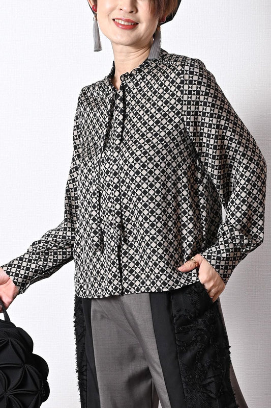 バックサテン風プリント ボウタイ付きブラウス