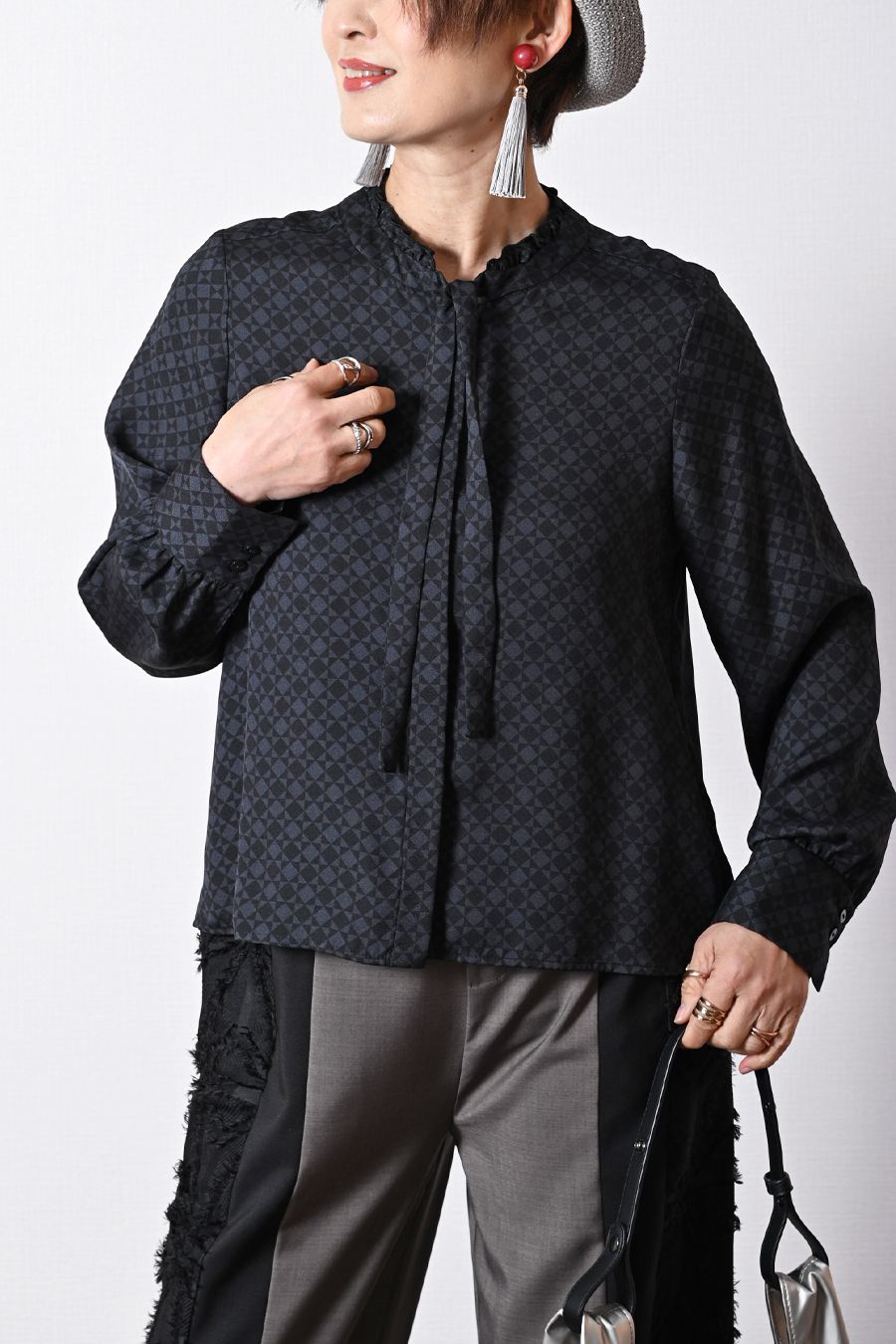 バックサテン風プリント ボウタイ付きブラウス