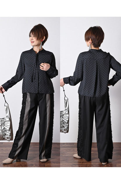 バックサテン風プリント ボウタイ付きブラウス