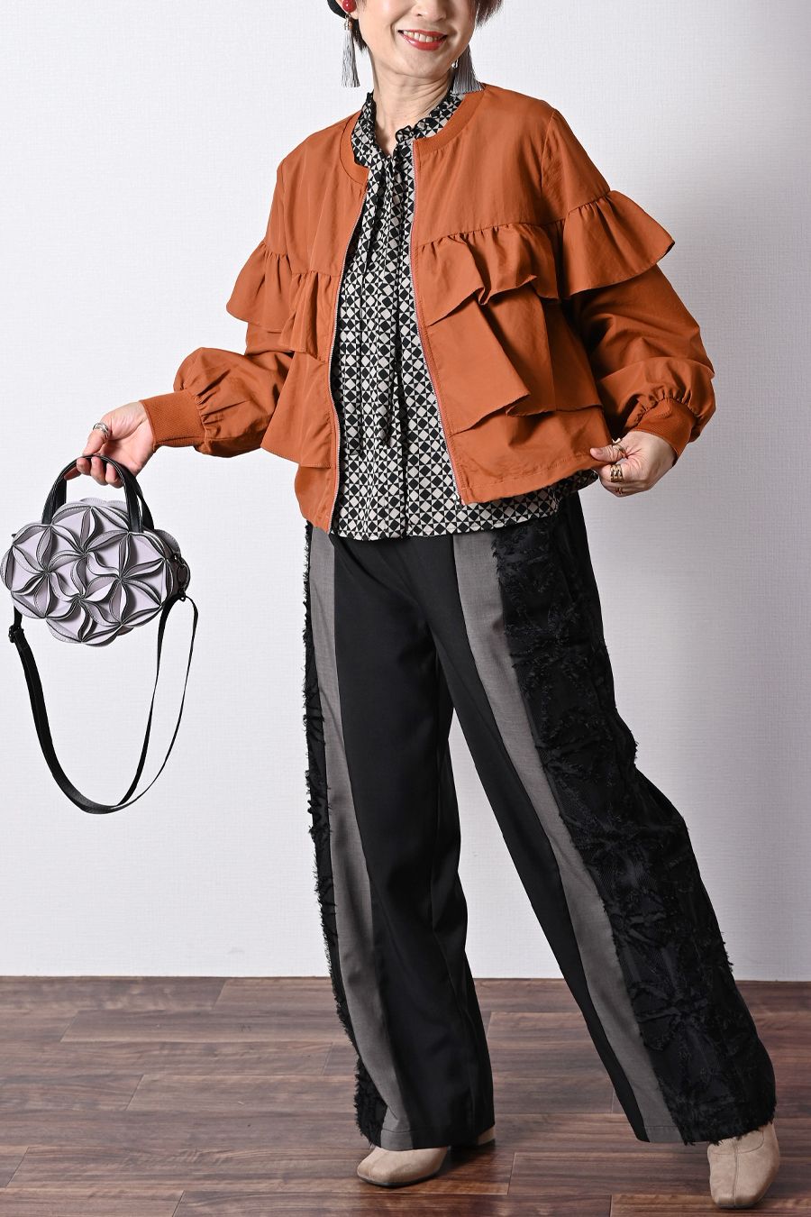 バックサテン風プリント ボウタイ付きブラウス