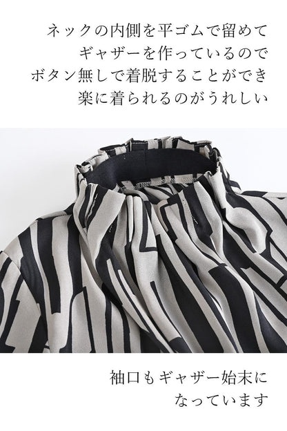バックサテン風プリント ギャザーネックブラウス