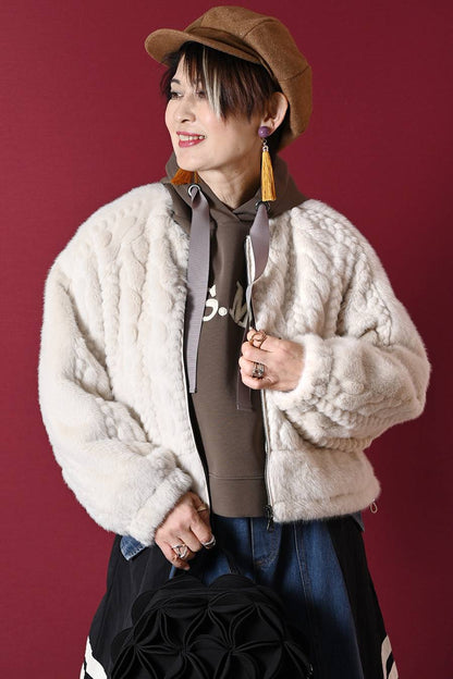 【Special Offer 40%OFF】柔らかな風合いにうっとり！ケーブル柄ラウンドネックファージャケット