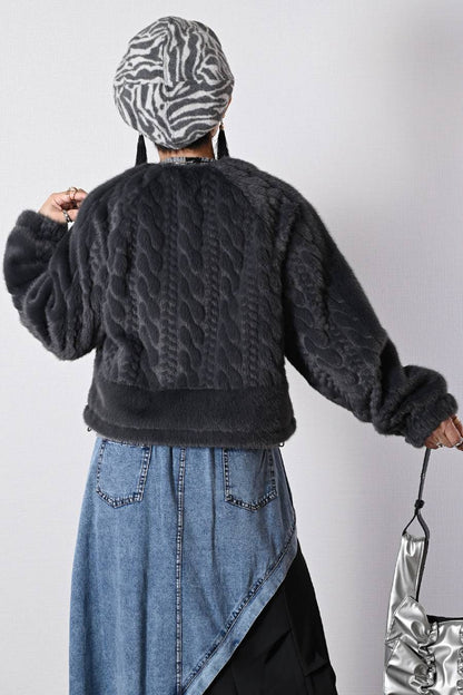 【Special Offer 40%OFF】柔らかな風合いにうっとり！ケーブル柄ラウンドネックファージャケット