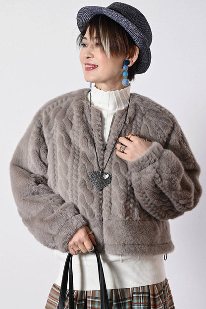 【Special Offer 40%OFF】柔らかな風合いにうっとり！ケーブル柄ラウンドネックファージャケット