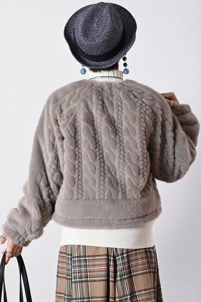 【Special Offer 40%OFF】柔らかな風合いにうっとり！ケーブル柄ラウンドネックファージャケット