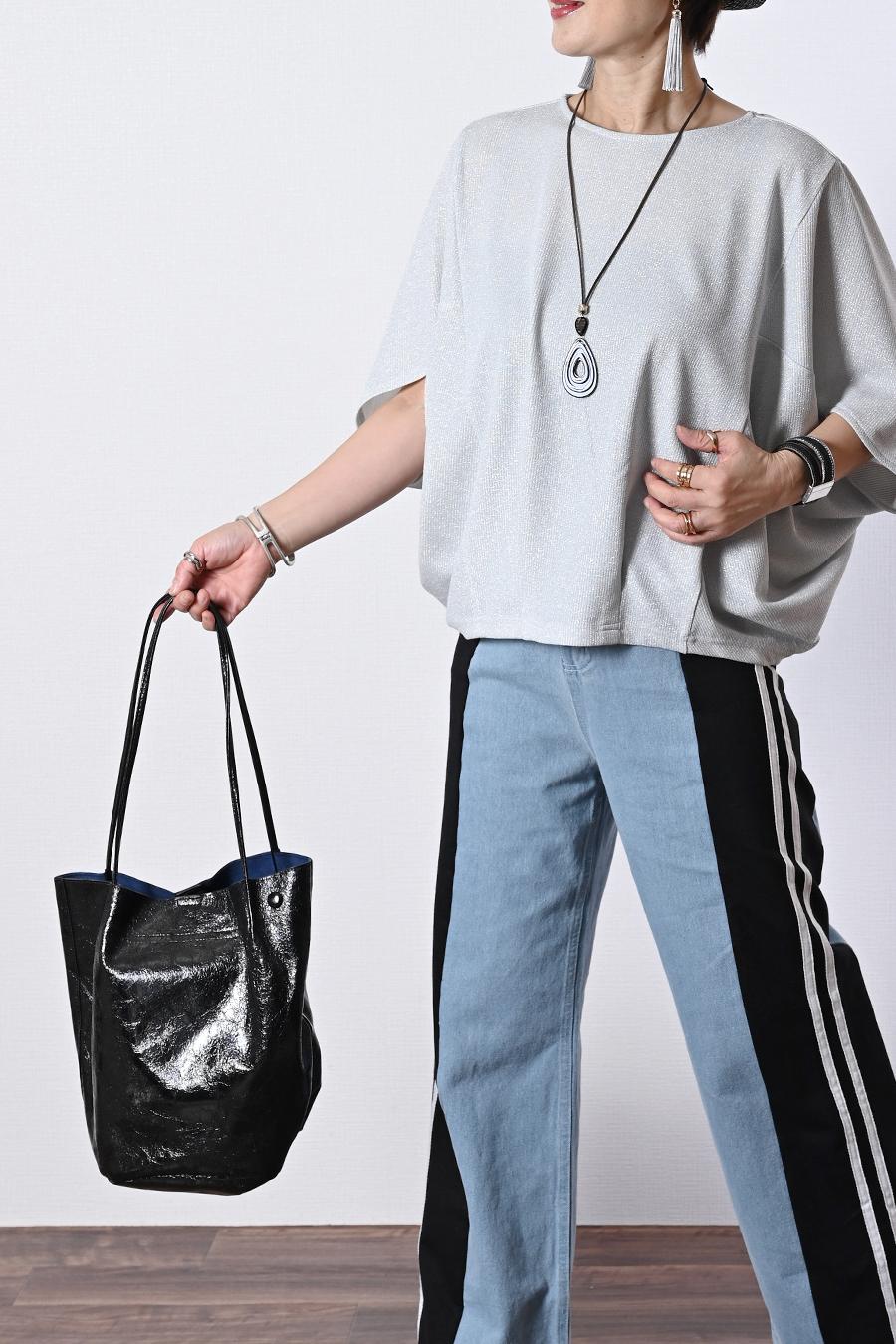 クラッシュメタリック肩入れバケツトートバッグ